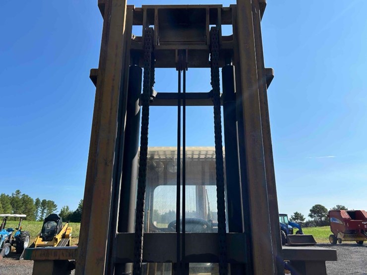 2010-caterpillar-cm1210106-rought-terrain-forklift-image-10