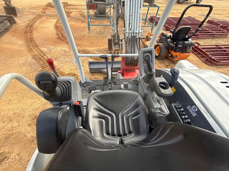 2024-takeuchi-tb240-image-15