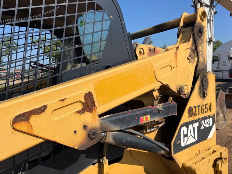 2014-caterpillar-242d-image-16
