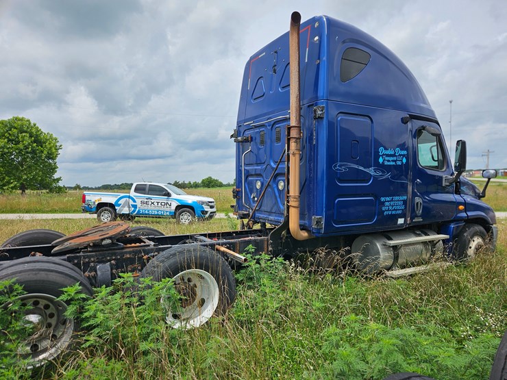 2009-freightliner-cascadia-125-image-21