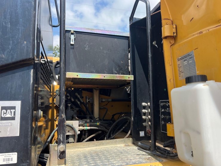 2011-caterpillar-m318d-image-12
