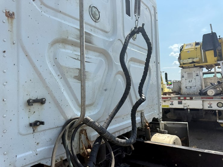 2014-freightliner-cascadia-125-image-18