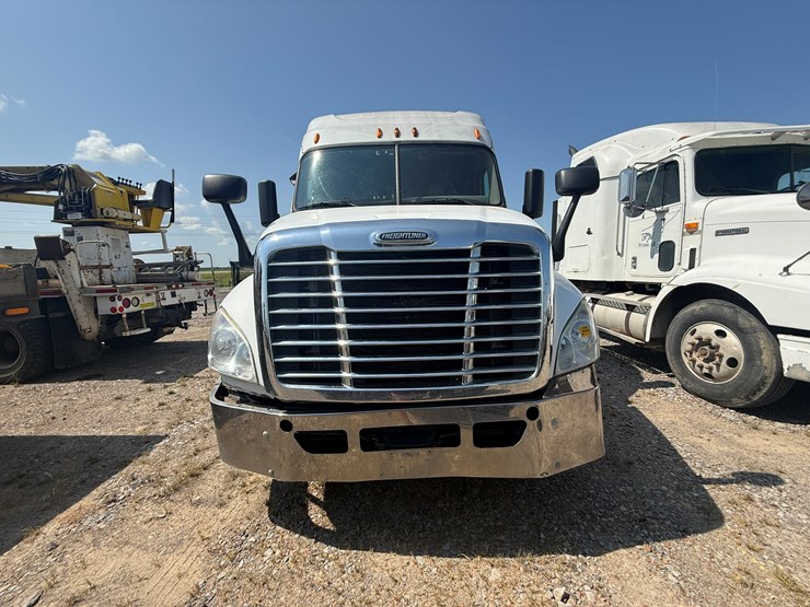 2014-freightliner-cascadia-125-image-2