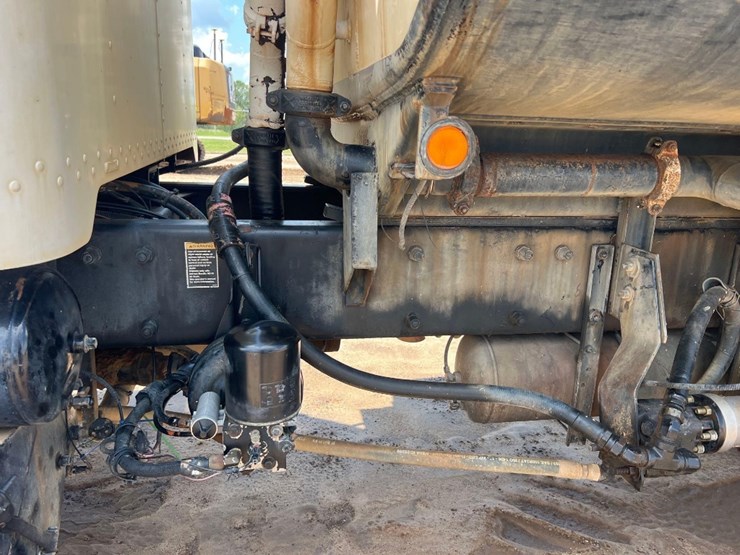 2003-peterbilt-330-image-13