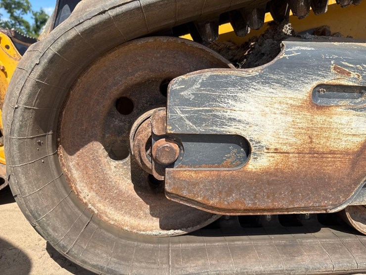 2019-deere-317g-image-12