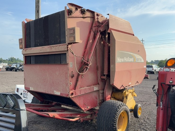 new-holland-br780a-image-5