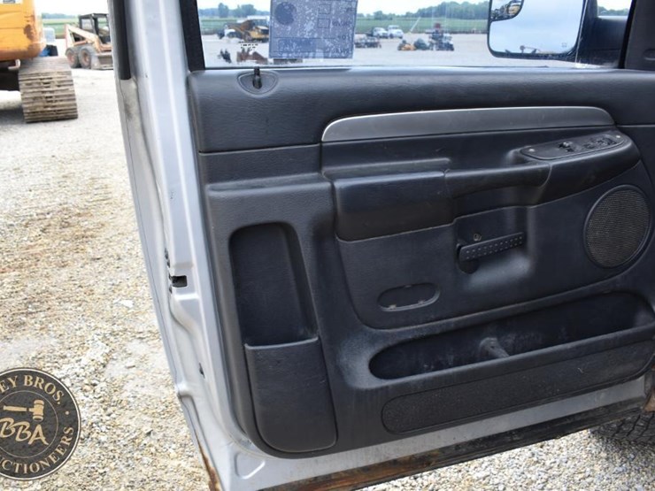 2005-dodge-2500-image-30