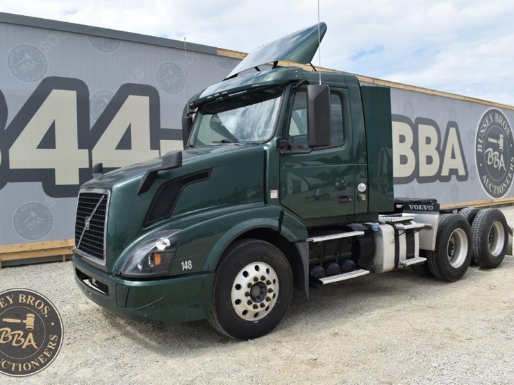 2017-volvo-vnl64t300-image-5