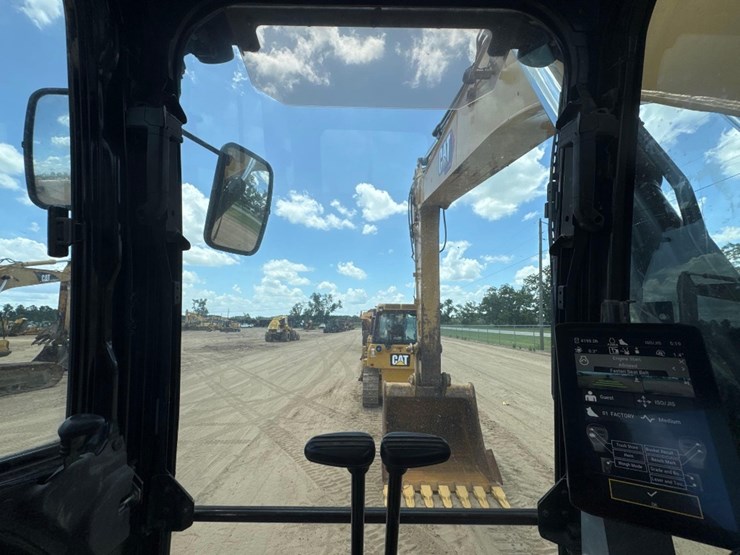 2020-caterpillar-326-image-32