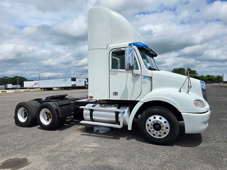 2013-freightliner-columbia-112-image-44