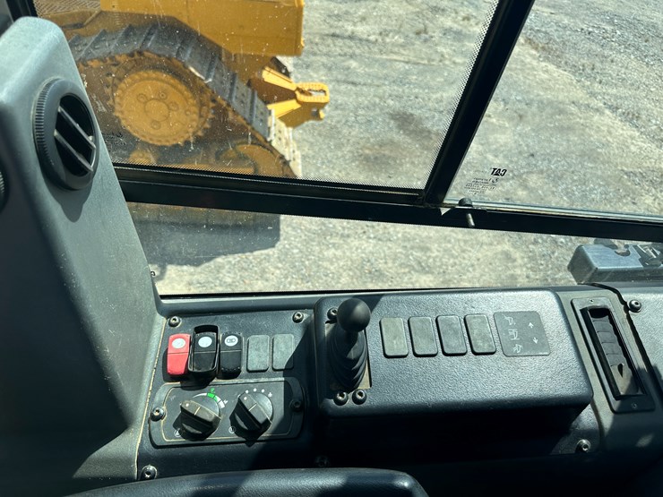 2017-caterpillar-d6k2-lgp-image-64
