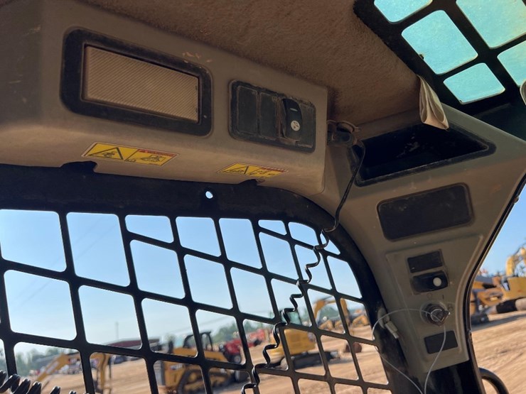 2014-caterpillar-242d-image-27