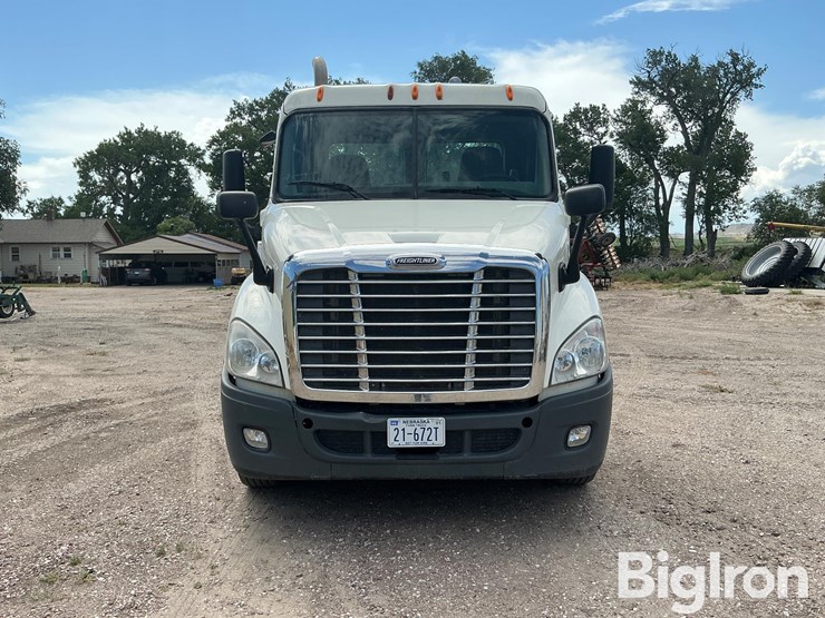 2012-freightliner-cascadia-113-image-2