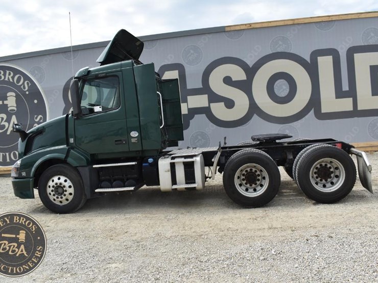 2017-volvo-vnl64t300-image-9