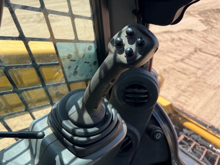 2019-caterpillar-259d-image-30