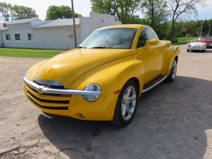 2004-chevrolet-ssr-pickup-image-1