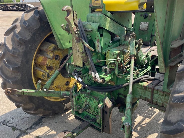 john-deere-3010-image-10