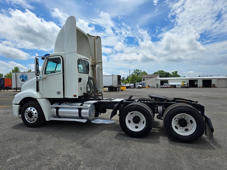 2013-freightliner-columbia-112-image-12