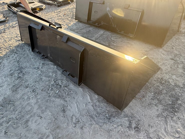 #2097-•-kc-90"-bucket-w/-blade-inv#:-25310-image-3