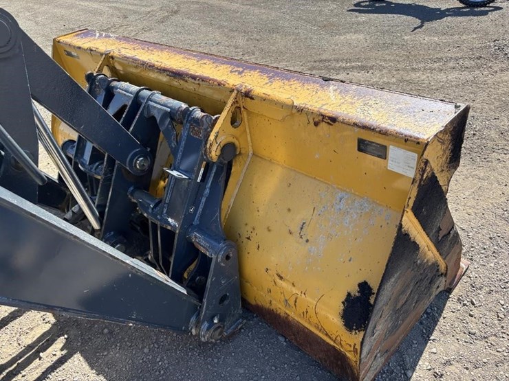 2020-deere-410l-image-11