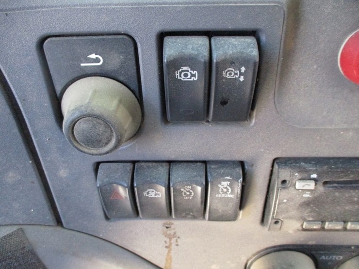 2016-peterbilt-579-image-11