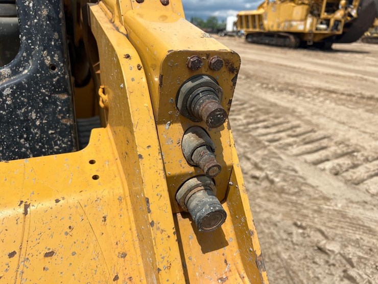 2016-caterpillar-257d-image-11