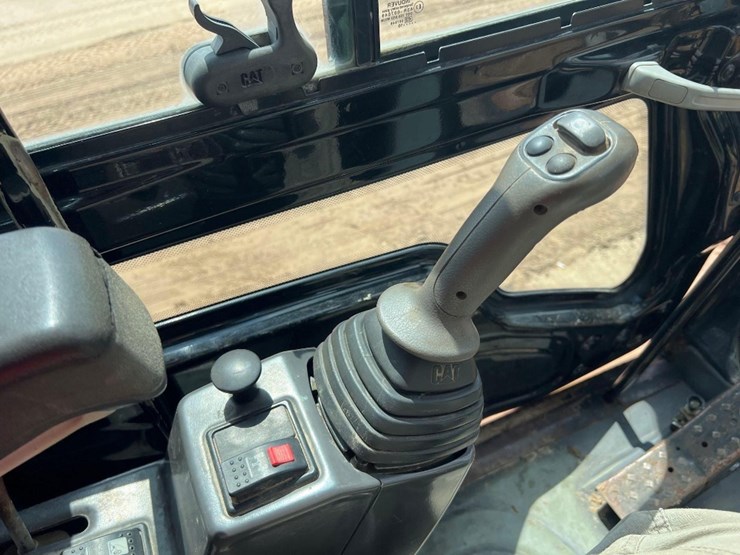 2011-caterpillar-m318d-image-32