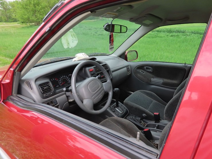 2000-chevrolet-tracker-image-9