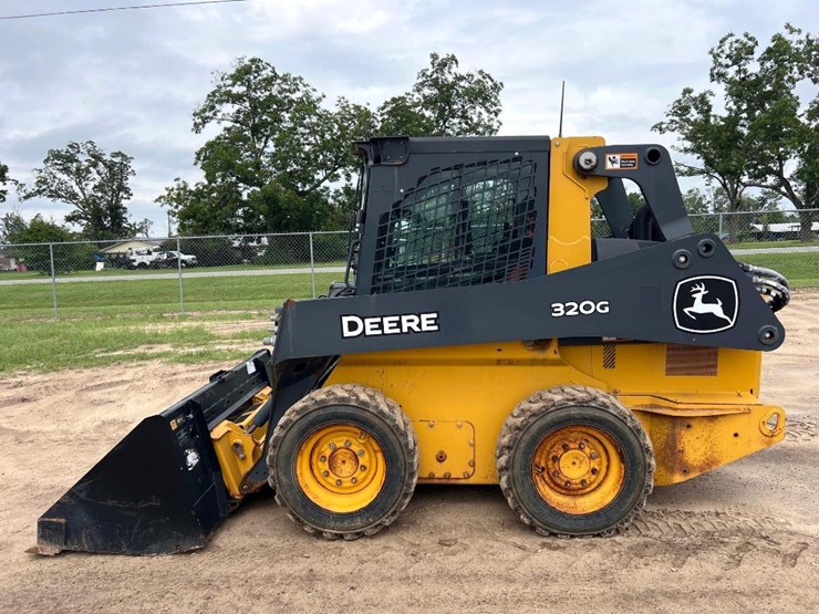 2022-deere-320g-image-1