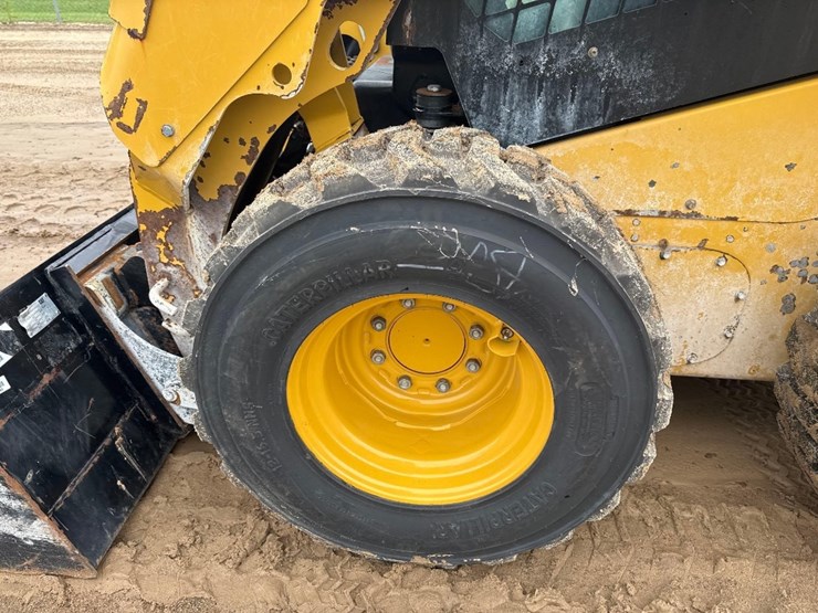 2023-caterpillar-236d3-image-10