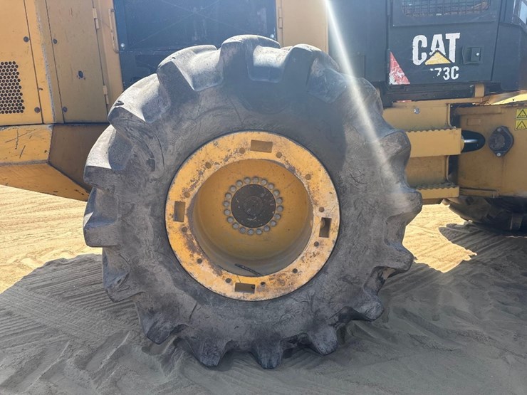 2015-caterpillar-573c-image-11
