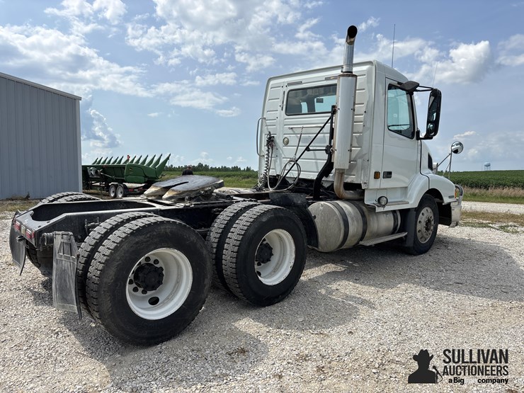 2003-volvo-vnl-t/a-day-cab-truck-tractor-image-5