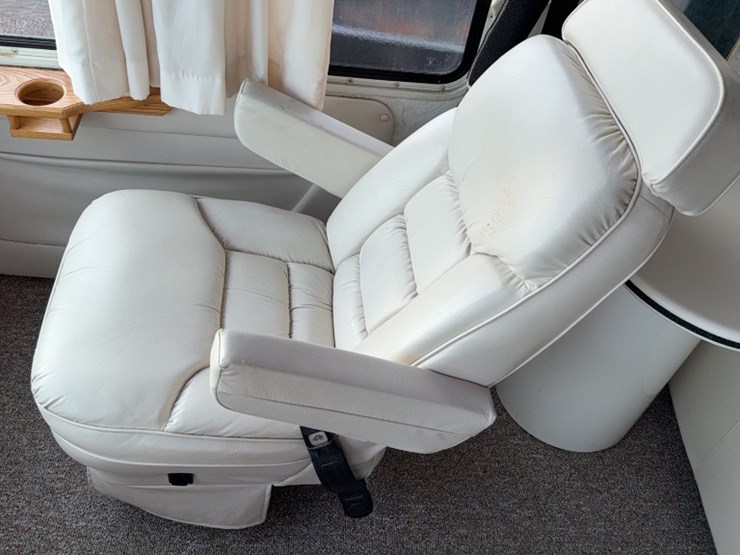 #3003-•-1996-freightliner-scenic-cruiser-38'-motor-home-image-34