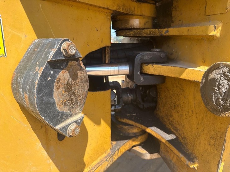 2015-caterpillar-573c-image-14