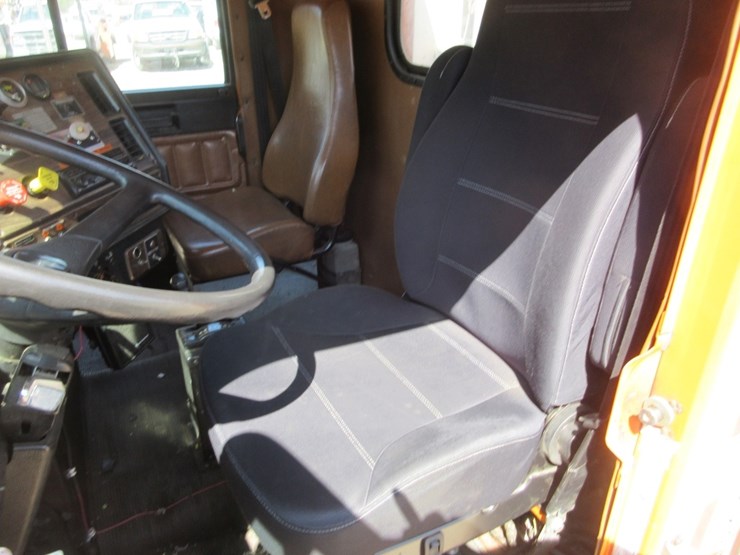 1993-freightliner-fld120-image-9