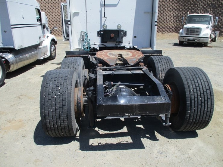 2016-peterbilt-579-image-18