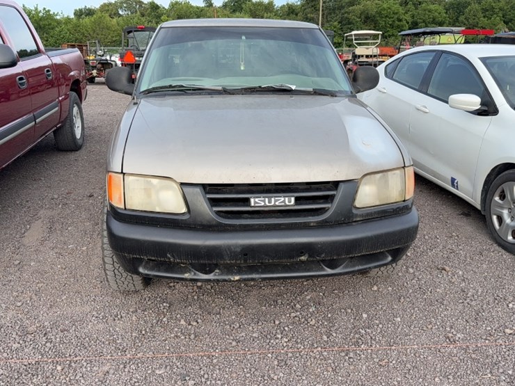 #3017-•-1998-isuzu-pick-up-truck-image-2