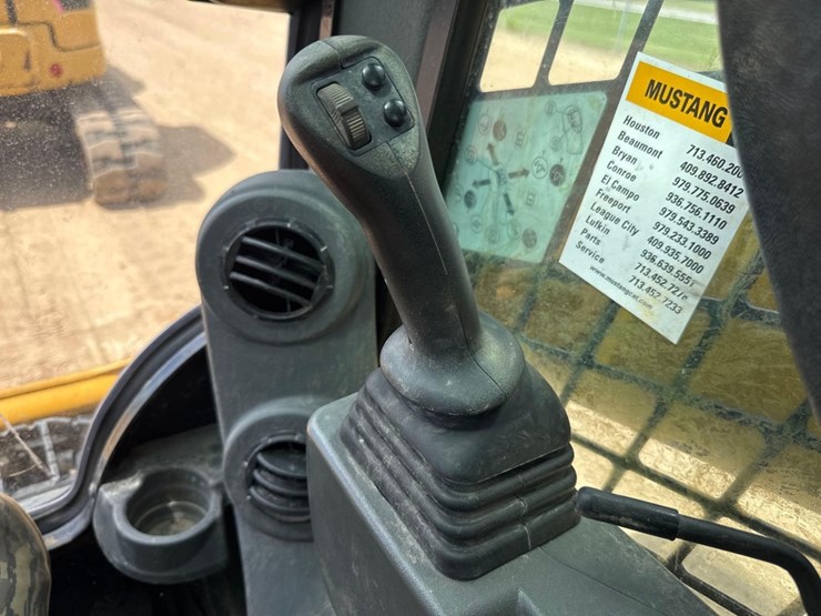 2021-caterpillar-259d3-image-32