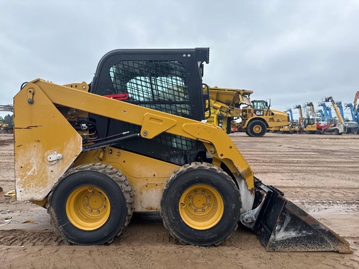2023-caterpillar-236d3-image-5