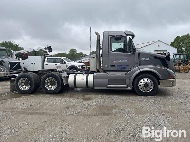 2014-volvo-vnl42t300-image-4