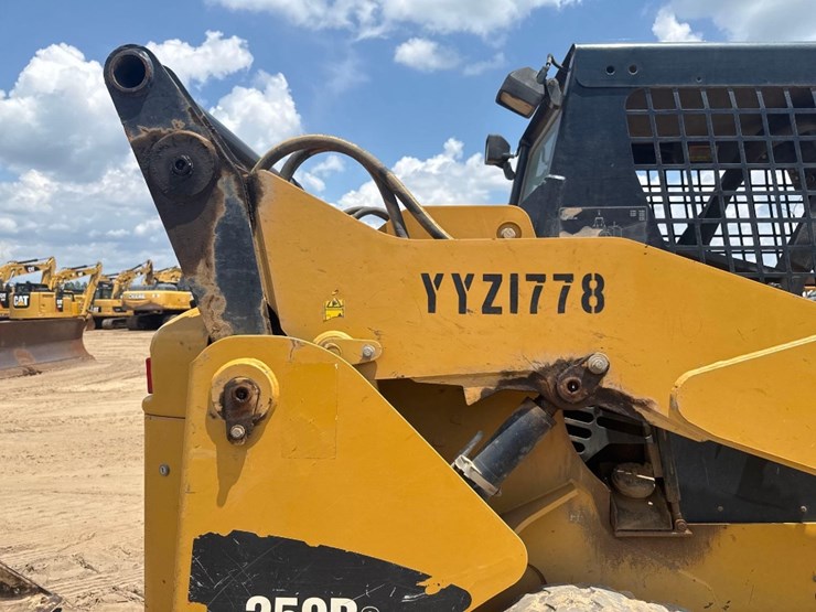 2011-caterpillar-259b3-image-15