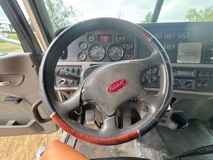 2011-peterbilt-367-image-30