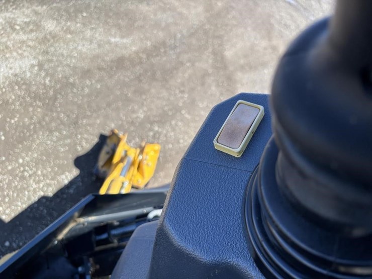 2020-deere-410l-image-46