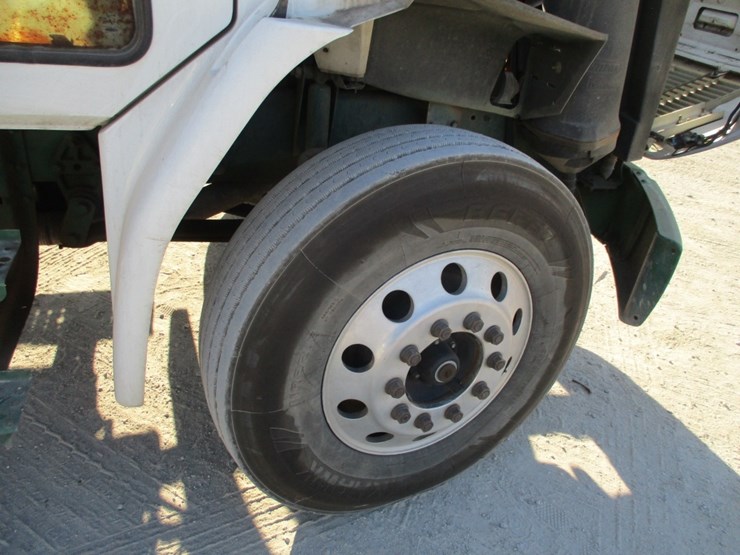 2005-freightliner-fl70-image-22