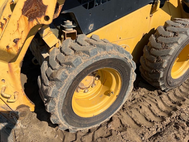 2014-caterpillar-242d-image-9