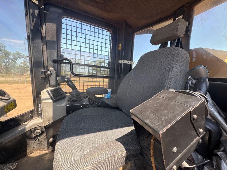 2015-caterpillar-573c-image-21