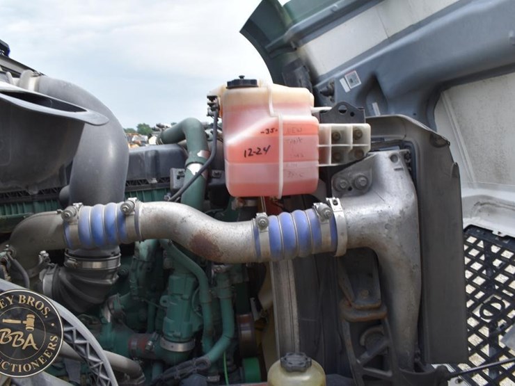 2017-volvo-vnl64t300-image-49