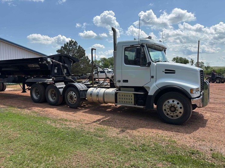 2014-volvo-vhd-semi-image-4