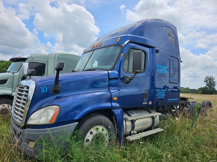 2009-freightliner-cascadia-125-image-2
