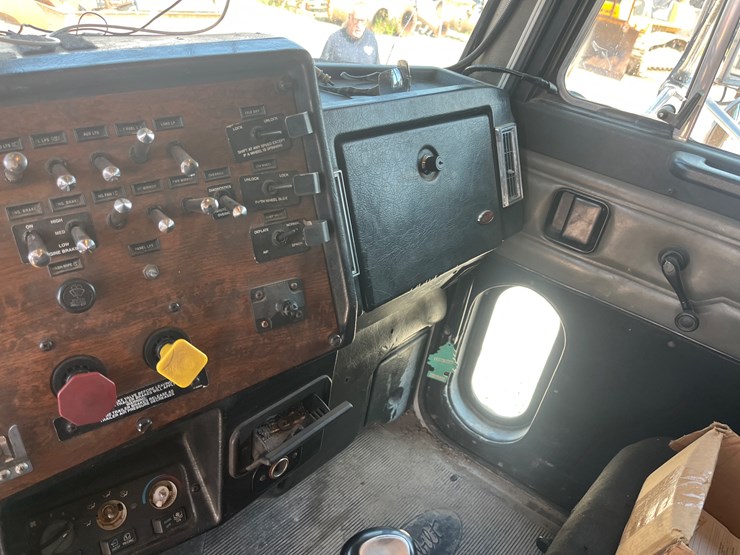 2000-peterbilt-378-image-25